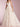 Una línea de vestido de novia de encaje sin tirantes con apliques de novia