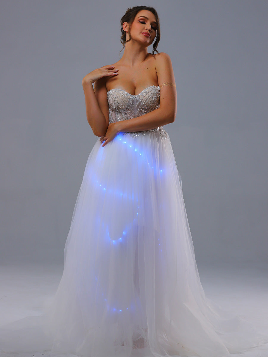 Vestido de novia sin tirantes con forma de corazón y tul iluminado